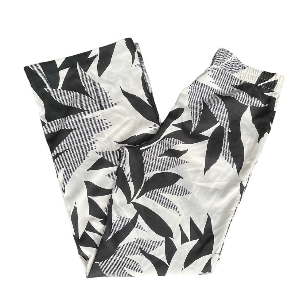 Women’s black & white size Medium modern fit pants by Worthington 100% polyester